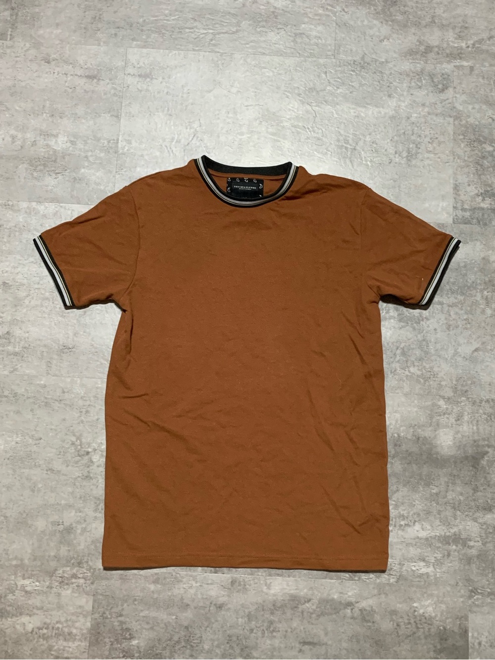 Denim & Flower Rust Brown Short-Sleeve Tee with Black & White Trim
